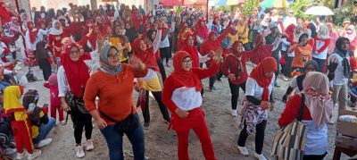 Senam Bersama Anggota DPRD Kebumen ( Ibu Fitriya Handini SH ) bersama warga Giwangretno